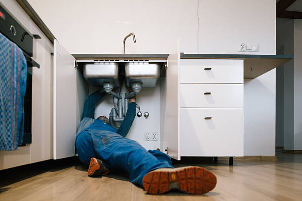 Professional Emergency Plumber technician working in Wayne, NE